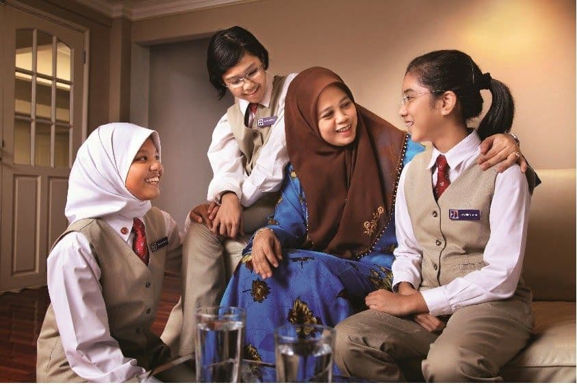 Menghantar Anak ke Sekolah Menengah